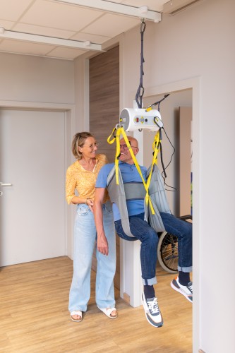 Переносний стельовий підйомник HANDI-MOVE 2845 у дверному переході